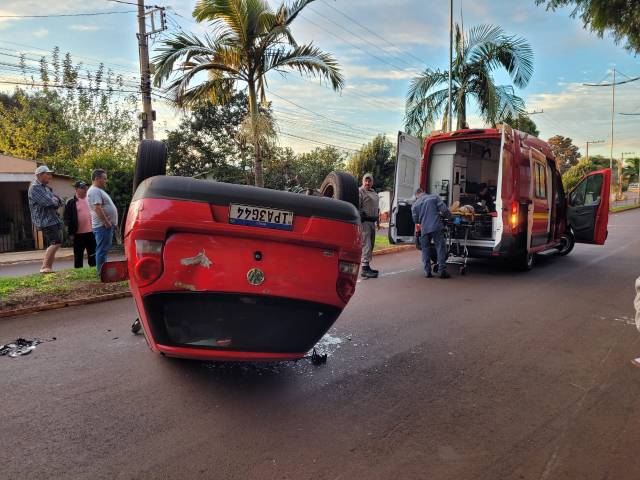 Carro capota na Avenida Santa Rosa, em Três de Maio