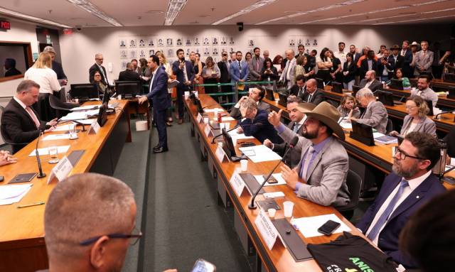Conselho de Ética suspende van Hattem e outros dois deputados por motim na Câmara