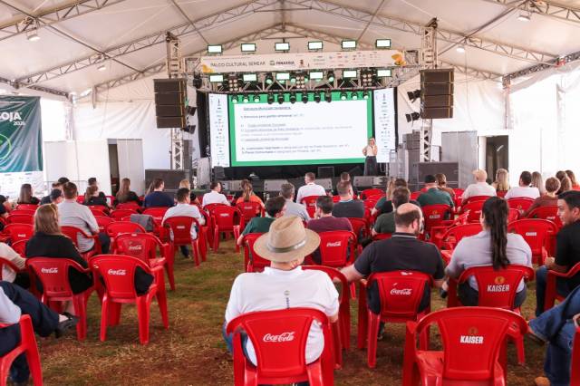 Legislação ambiental e cooperação técnica orientam produtores na Fenasoja