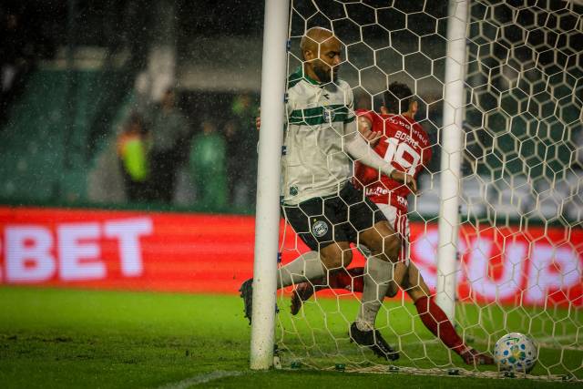 Inter busca empate com Coritiba nos acréscimos em Curitiba
