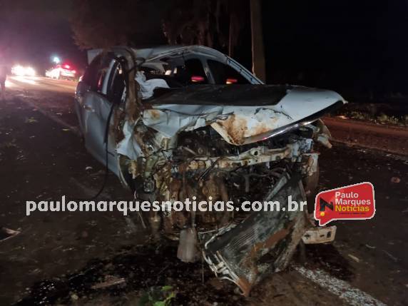 Carro sai da pista e capota na BR-472, em Três de Maio