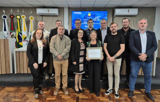 Câmara de Vereadores homenageia artista plástica Íris Schulz Wendland