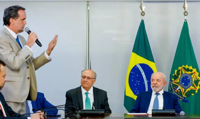 Lula assina MP e zera taxa das blusinhas