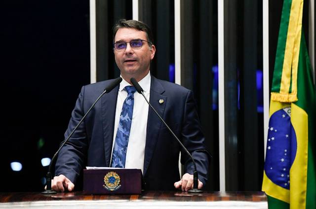 Flávio Bolsonaro admite contato com Vorcaro, mas nega crime