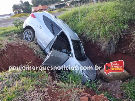 Carro sai da pista e cai em buraco no trevinho da Pica-Pau