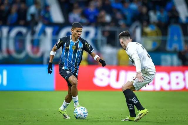 De virada na Arena, Grêmio vence o Santos por 3 a 2