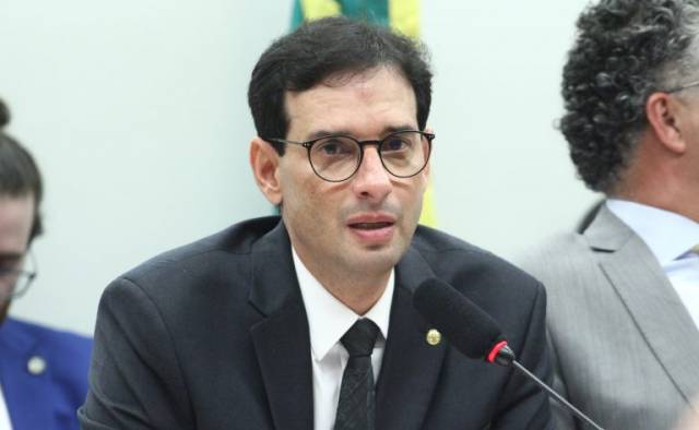 Fim da escala 6x1: relator propõe jornada de 40h semanais com transição de 14 meses