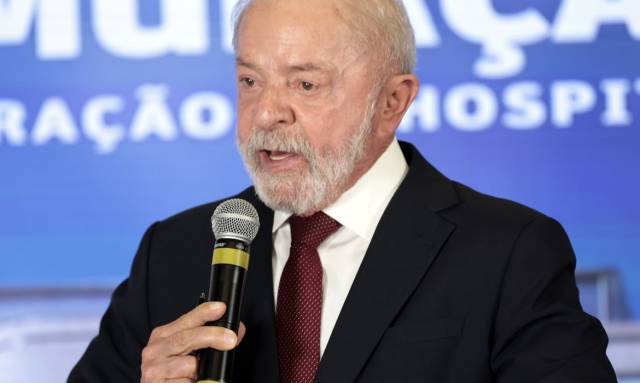 Lula inicia radioterapia após retirada de câncer de pele no couro cabeludo