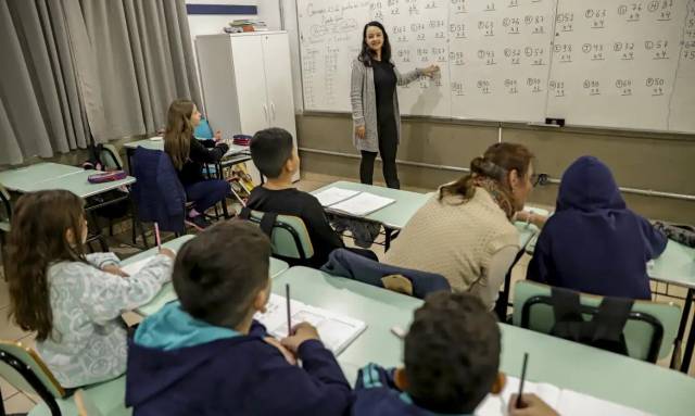 Senado aprova piso de R$ 5.130 para professores