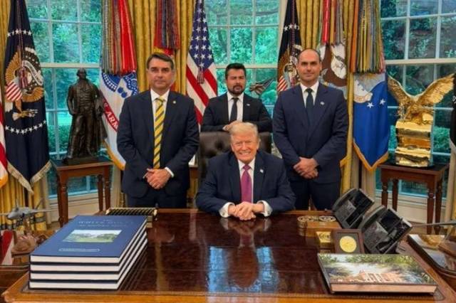 Flávio Bolsonaro é recebido por Trump na Casa Branca