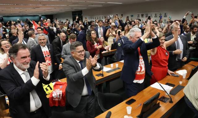 Comissão aprova o fim da escala 6x1 e a redução da jornada de 44 para 40 horas semanais