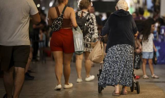 Defeitos em calçadas fazem 42% dos idosos terem medo de cair