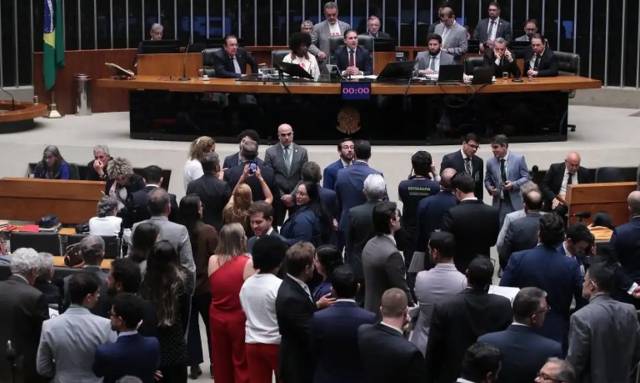 Câmara aprova, em dois turnos, a PEC que acaba com a escala 6x1
