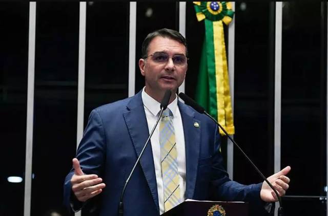 Flávio Bolsonaro diz ter pedido a Trump que não taxasse produtos do Brasil