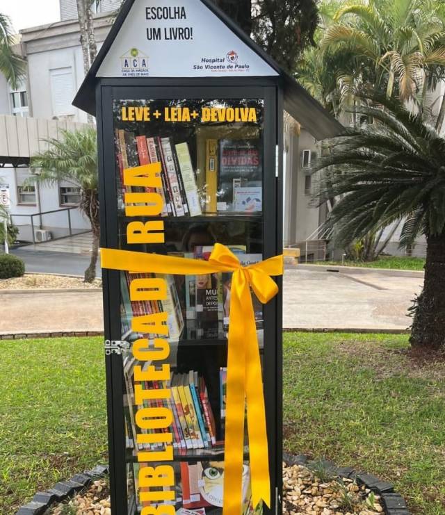 Casa da Amizade inaugura 4ª estante do projeto Biblioteca de Rua