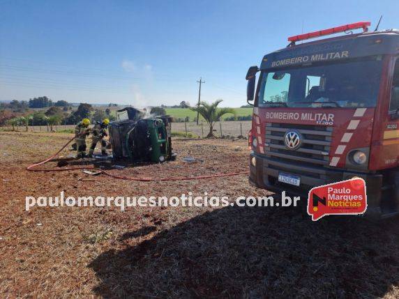 Após capotar, Rural Willys pega fogo na RS-342, em Três de Maio