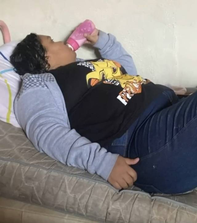 Mamadeira, chupeta e cheirinho: mulher de 37 anos fingia ser criança em Joinville