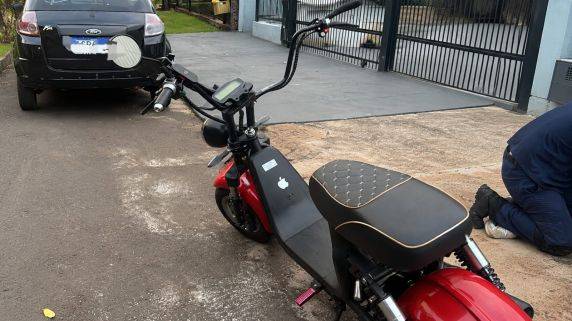 Acidente entre moto elétrica e carro deixa estudante ferida em Horizontina