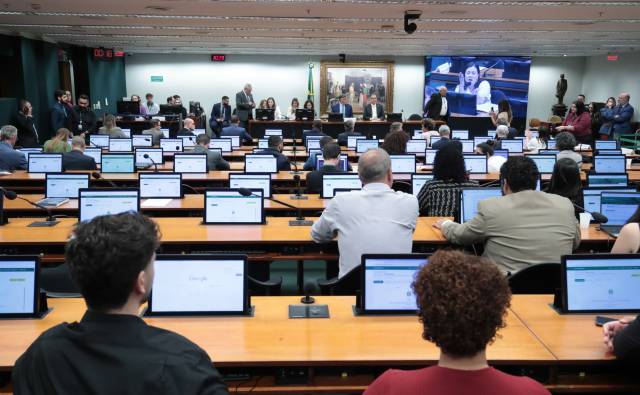 CCJ da Câmara aprova redução da maioridade penal para 16 anos