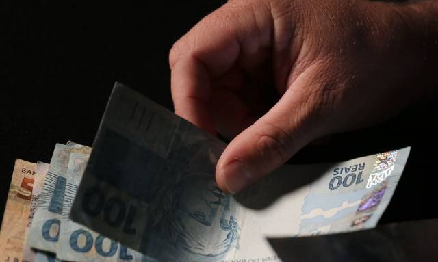 Trabalhadores nascidos em setembro e outubro recebem abono salarial Pis/Pasep