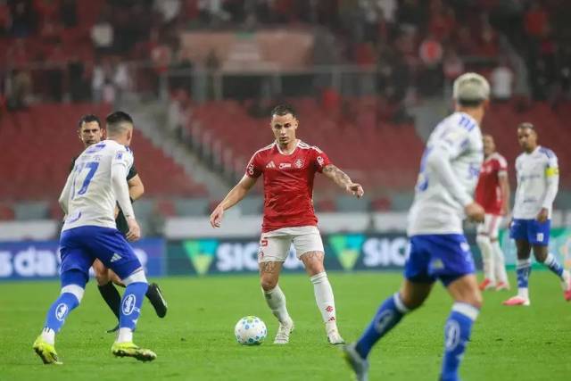 Inter perde de 2 a 1 para o Cruzeiro na volta ao Campeonato Brasileiro