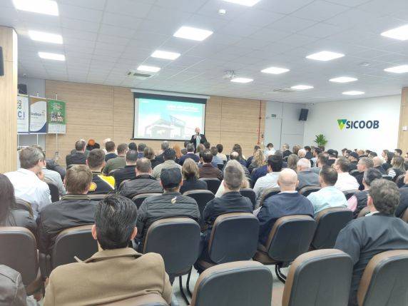Evento conjunto da ACI e Sindilojas inaugura auditório da agência regional do Sicoob em Três de Maio