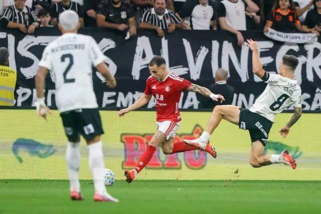 Inter perde por 2 a 1 para o Corinthians, mas avança às quartas de final da Copa do Brasil