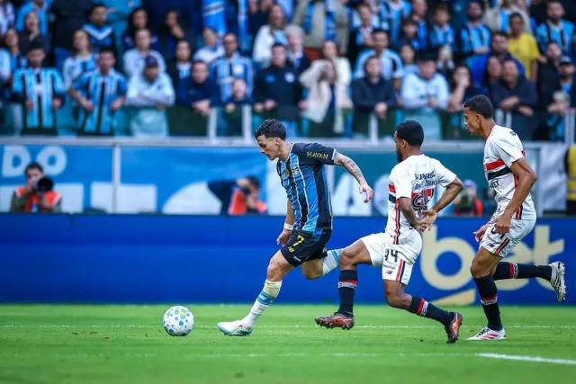 Grêmio vence o São Paulo de virada na Arena