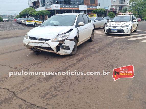 Colisão entre automóveis deixa casal de idosos ferido no bairro Planalto