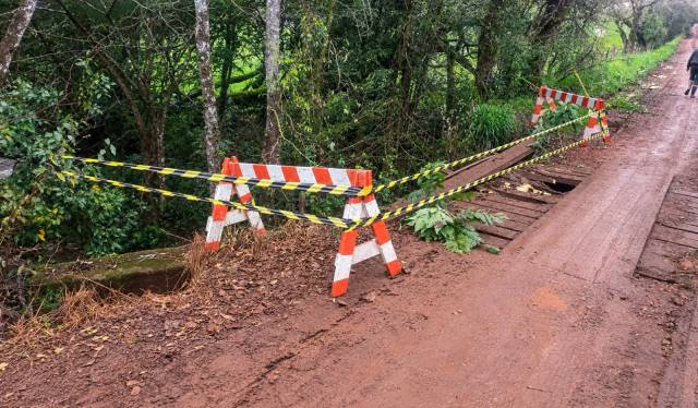 Tráfego de veículos pesados é bloqueado na ponte de Rocinha, Três de Maio