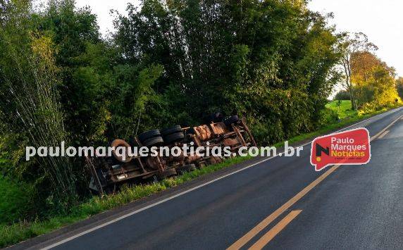 Caminhão de transporte de leite tomba na BR-472, em Três de Maio