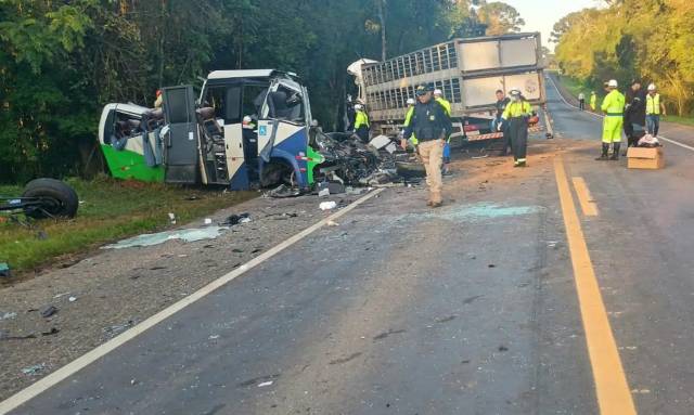 Corpos das 23 vítimas de acidente no Paraná são retirados da pista