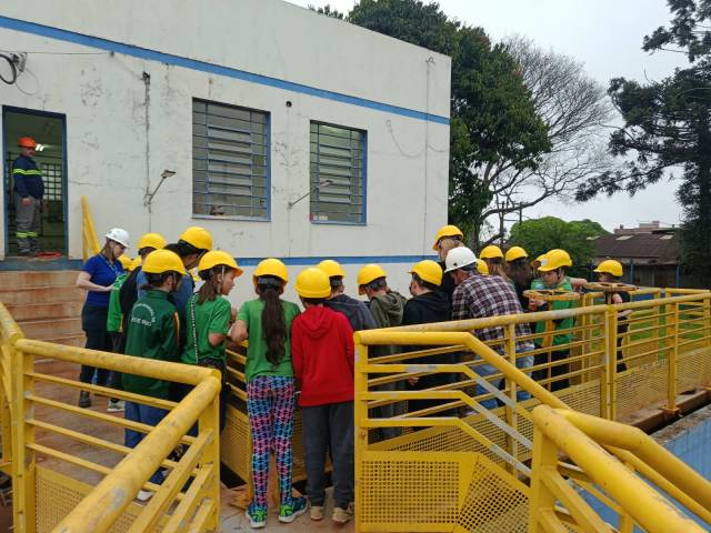 Alunos da Escola Bem Viver de Caúna conhecem a Estação de Tratamento da  Corsan