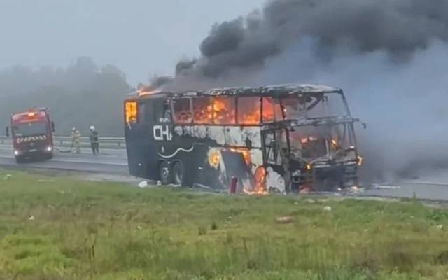 Ônibus de grupo gaúcho é destruído pelo fogo no Paraná