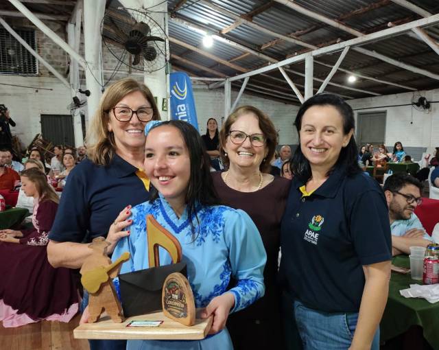 Aluna da Apae de Três de Maio conquista 1º lugar em festival nativista de Alegria