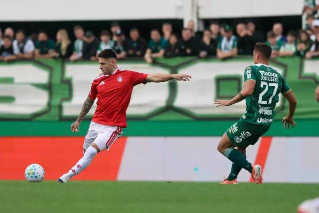 Inter vence a Chapecoense por 2 a 1 e encerra jejum pelo Campeonato Brasileiro