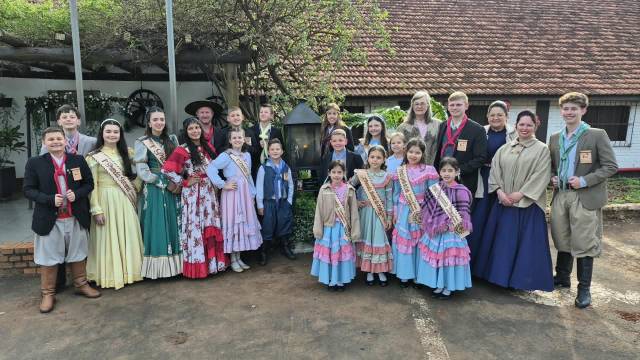 Chama Crioula é distribuída entre para as escolas de Três de Maio