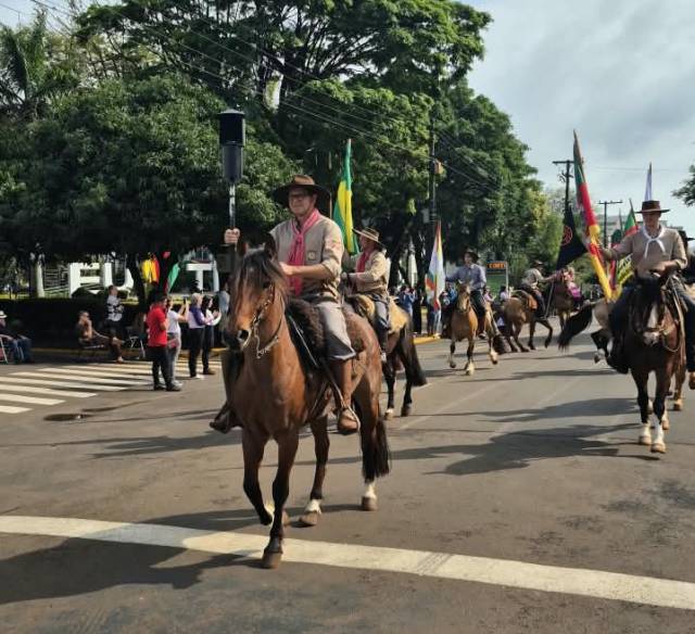 Desfile Farroupilha homenageia os 400 anos das Missões Jesuíticas Guaranis em TM