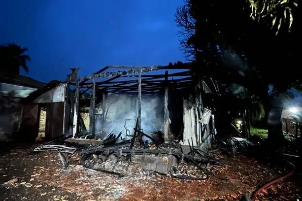Casa é destruída por incêndio em Santa Rosa