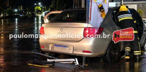 Carro bate em poste e quatro ficam feridos em Três de Maio