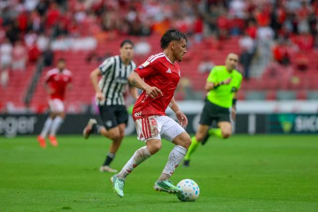 Inter vence o Botafogo por 3 a 0 e deixa a zona de rebaixamento