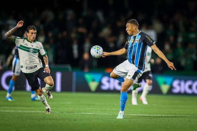 Grêmio faz 1 a 0 no Coritiba e conquista primeira vitória fora de casa no Brasileirão